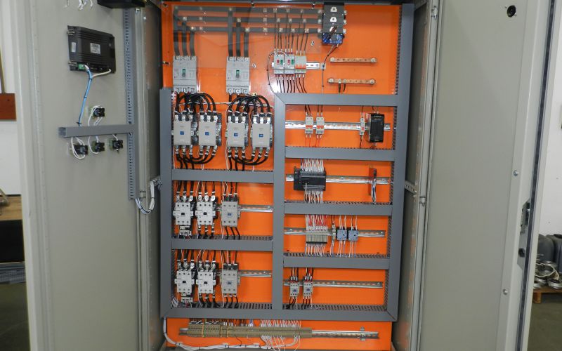 Painéis Elétricos conforme NR-10 -  manutenção de máquinas industriais em curitiba